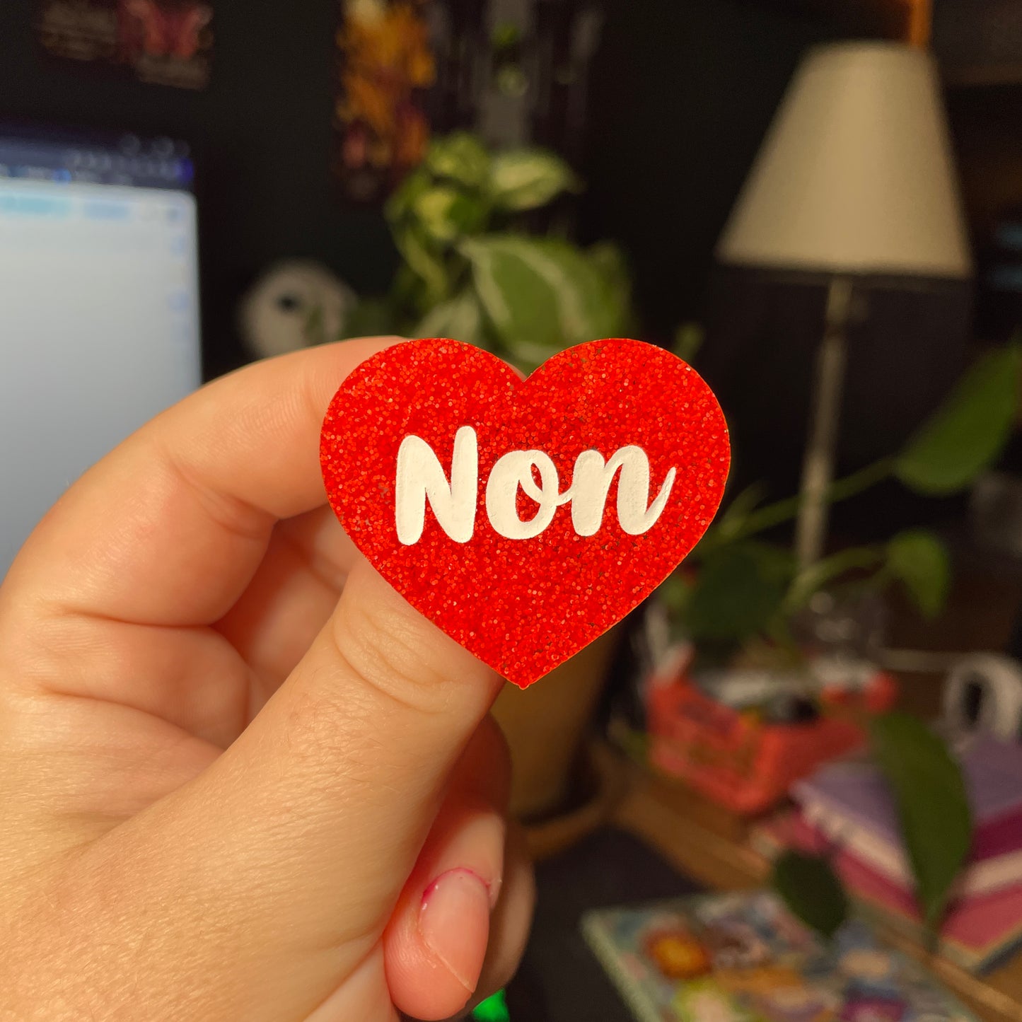 Broche "Non" en acrylique à paillettes oranges