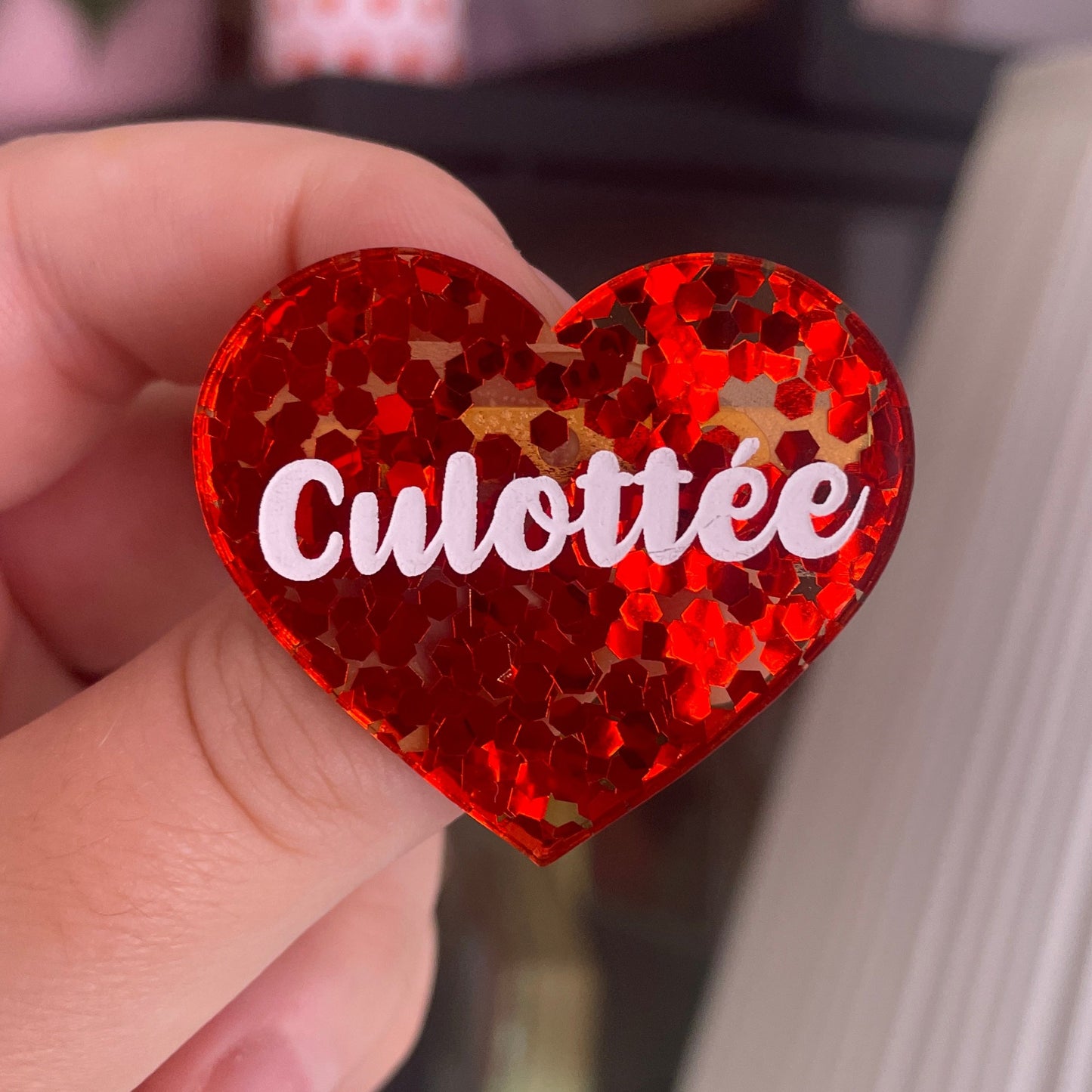 [CONTRÔLE TECHNIQUE] Broche "Culottée" en acrylique semi-transparente avec des confettis rouges