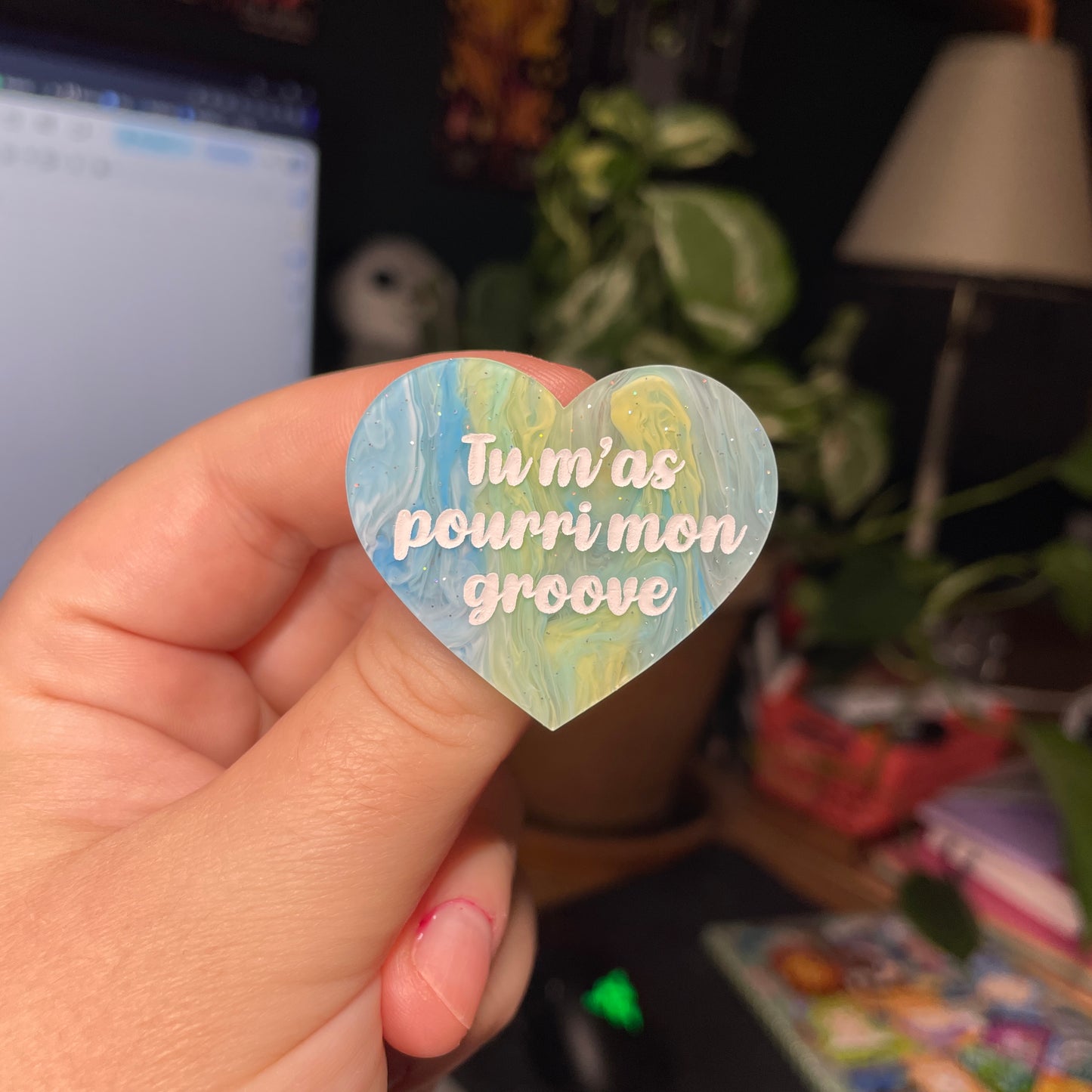 Broche "Tu m'as pourri mon groove" en acrylique semi transparente marbrée bleue, blanche et jaune à paillettes