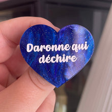 Charger l&#39;image dans la galerie, [CONTRÔLE TECHNIQUE] Broche &quot;Daronne qui déchire&quot; en acrylique marbrée bleue à paillettes