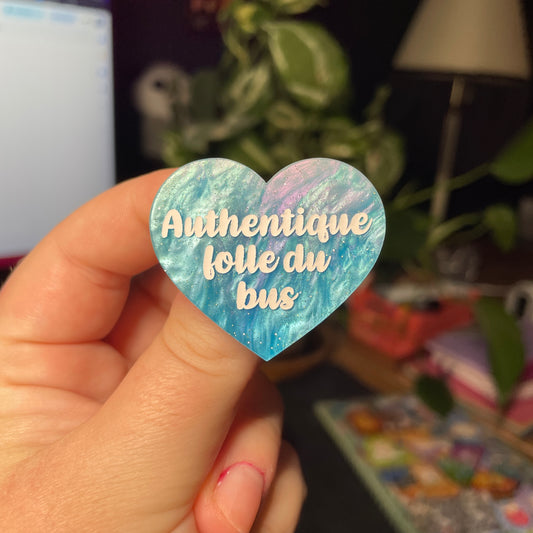 Broche "Authentique folle du bus" en acrylique marbrée bleue à paillettes