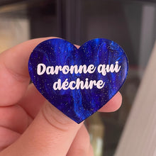 Charger l&#39;image dans la galerie, [CONTRÔLE TECHNIQUE] Broche &quot;Daronne qui déchire&quot; en acrylique marbrée bleue à paillettes