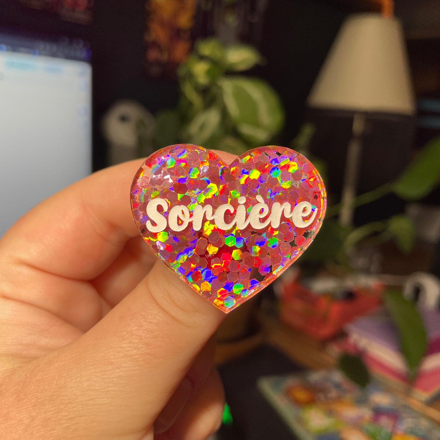 Broche "Sorcière" en acrylique semi transparente avec des confettis corail