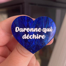 Charger l&#39;image dans la galerie, [CONTRÔLE TECHNIQUE] Broche &quot;Daronne qui déchire&quot; en acrylique marbrée bleue à paillettes