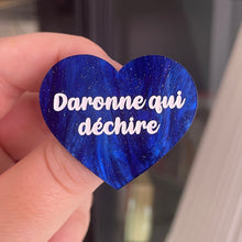 Charger l&#39;image dans la galerie, [CONTRÔLE TECHNIQUE] Broche &quot;Daronne qui déchire&quot; en acrylique marbrée bleue à paillettes