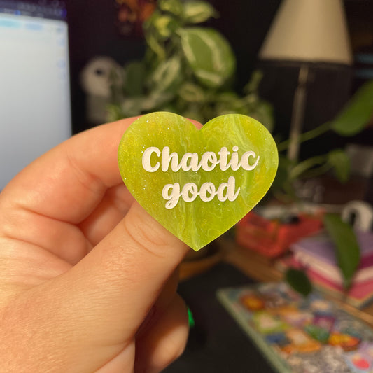 Broche "Chaotic good" en acrylique marbrée verte, blanche et dorée à paillettes