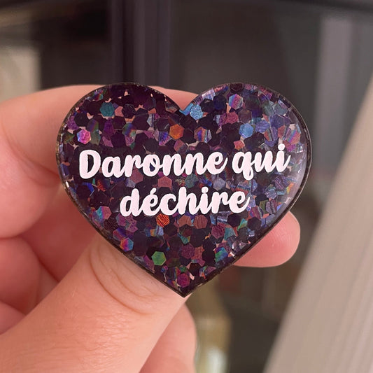 [CONTRÔLE TECHNIQUE] Broche "Daronne qui déchire" en acrylique semi-transparente avec des confettis noirs