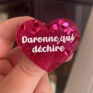 [CONTRÔLE TECHNIQUE] Broche "Daronne qui déchire" en acrylique japonaise avec du tissu rose et des confettis roses