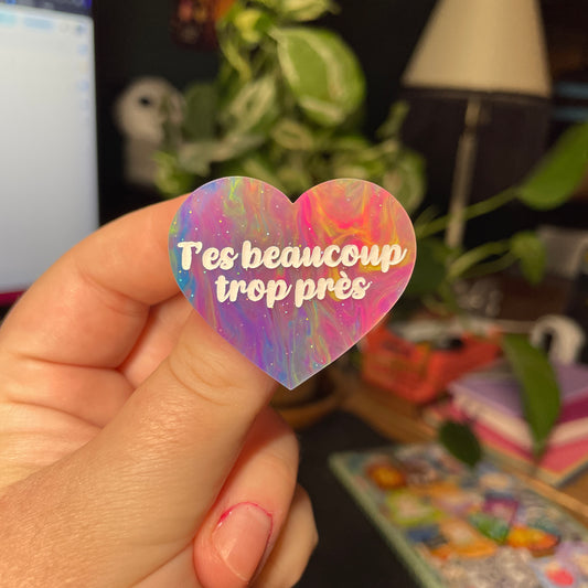 Broche "T'es beaucoup trop près" en acrylique semi transparente marbrée multicolore