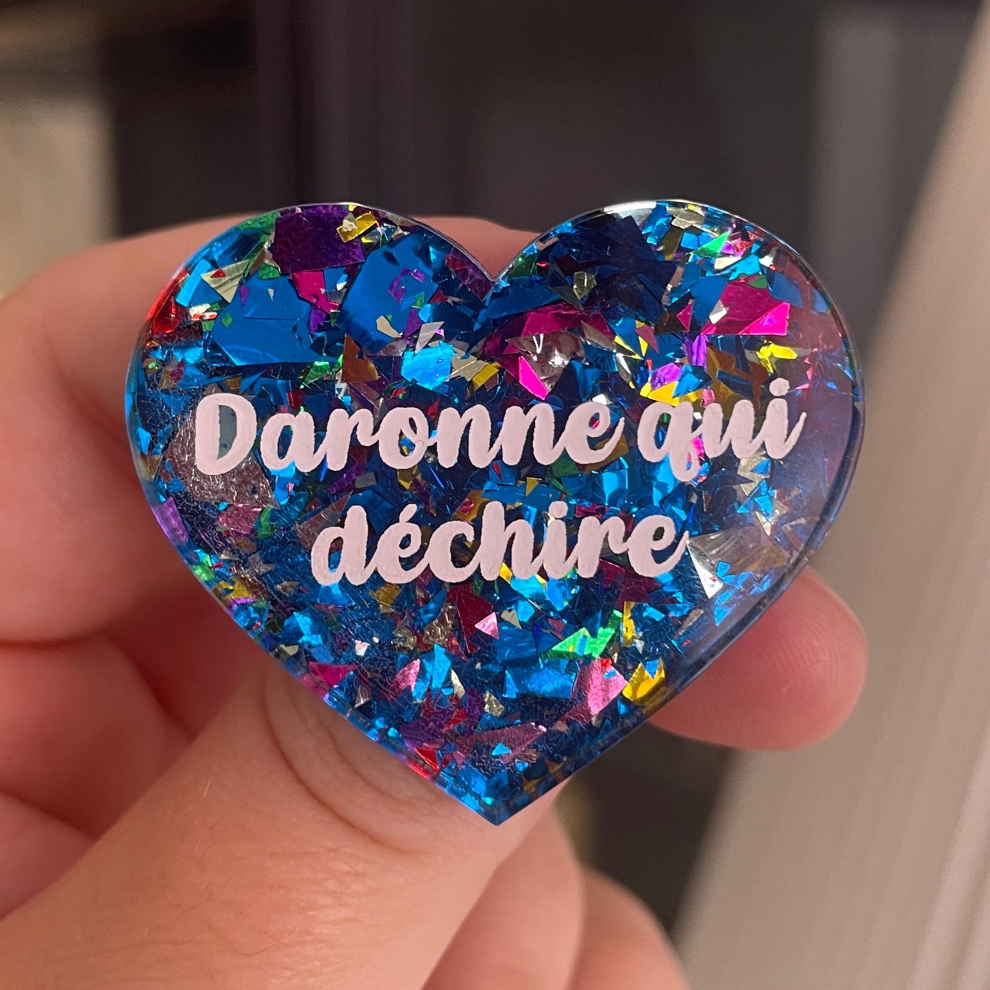 [CONTRÔLE TECHNIQUE] Broche "Daronne qui déchire" en acrylique transparente à gros confettis bleus et multicolores