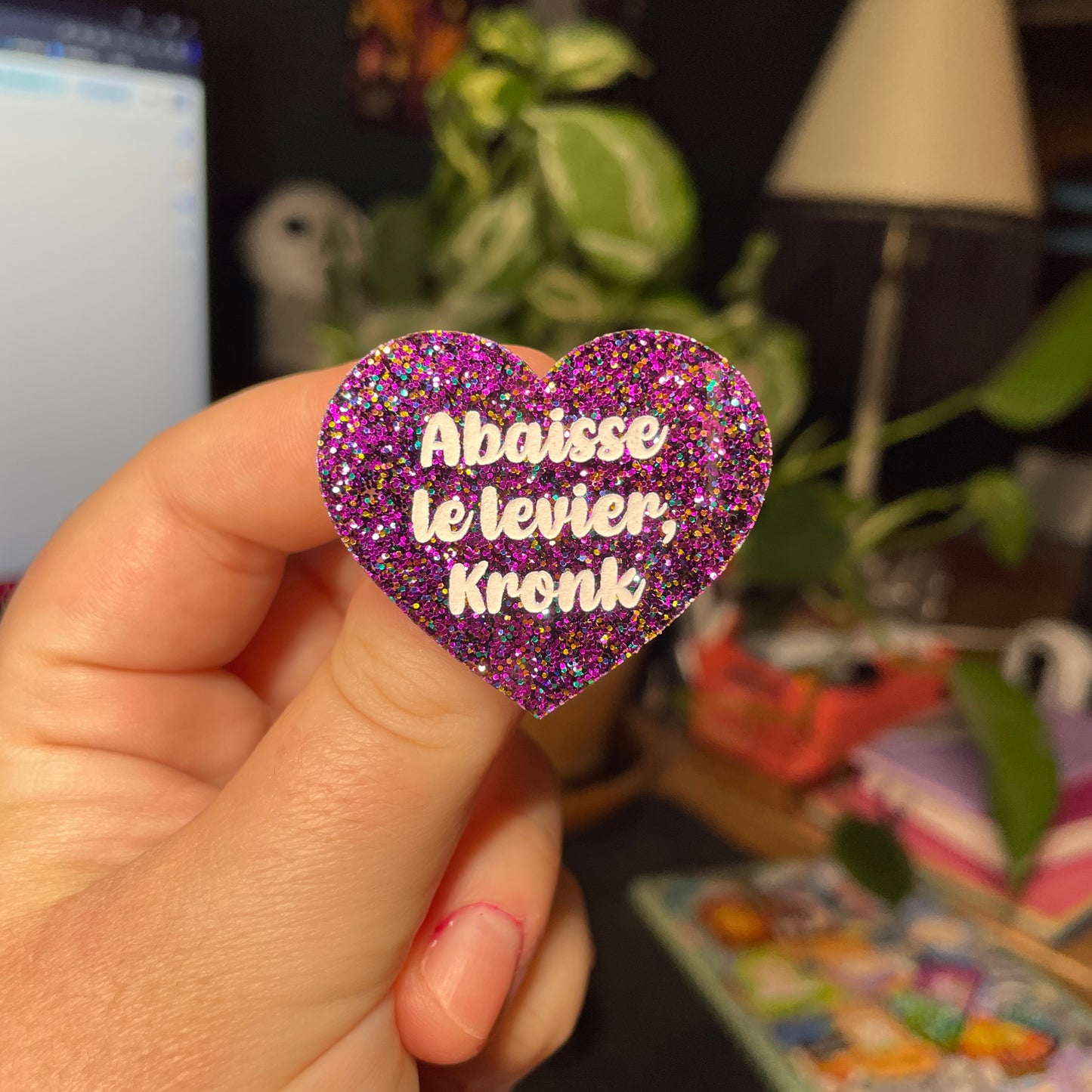 Duo de broches "Abaisse le levier, Kronk"/"Pas celui-là !" en acrylique à paillettes violettes