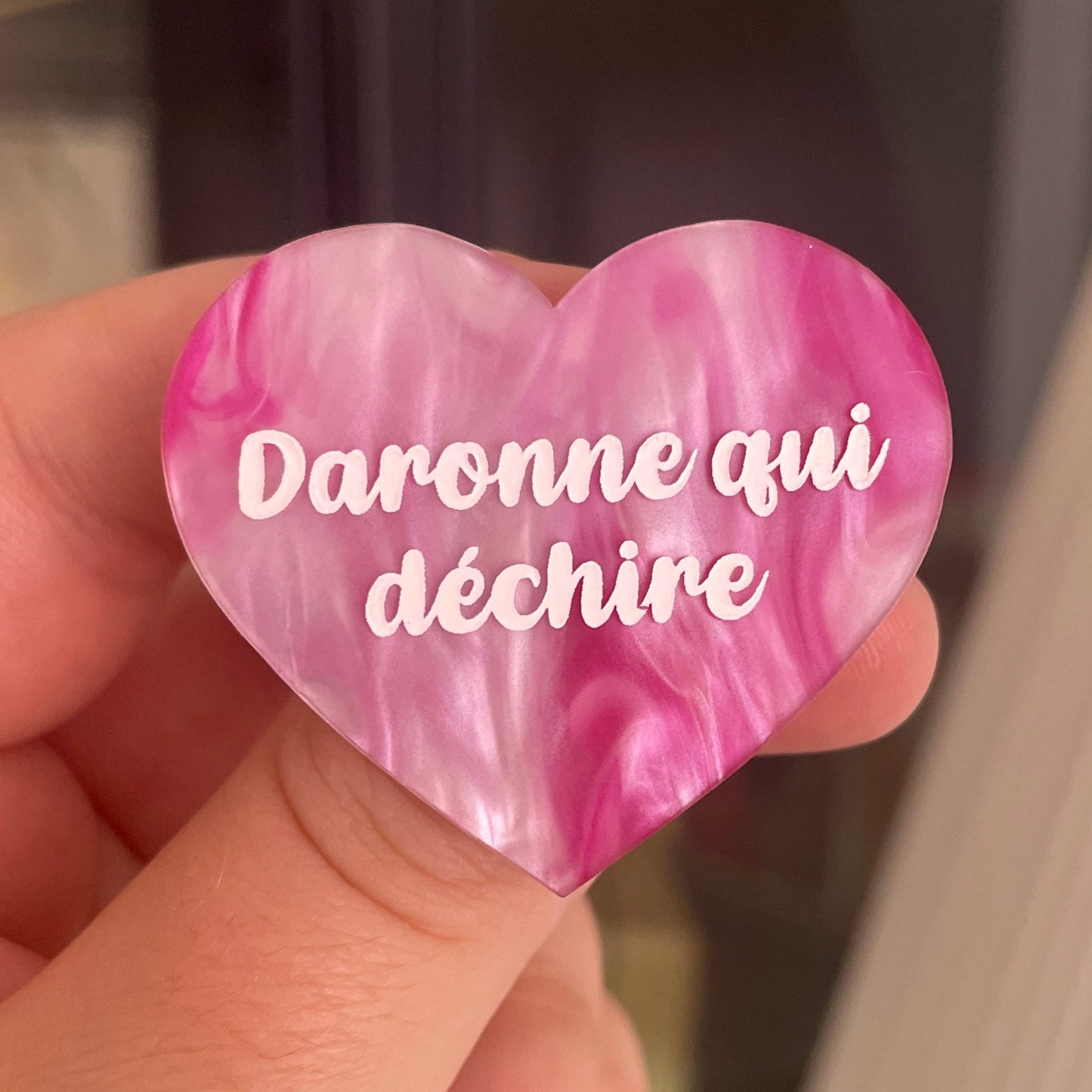 [CONTRÔLE TECHNIQUE] Broche "Daronne qui déchire" en acrylique marbrée rose et blanche