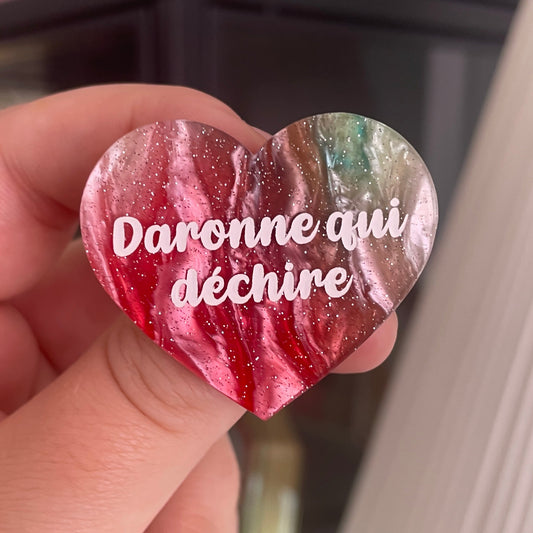 [CONTRÔLE TECHNIQUE] Broche "Daronne qui déchire" en acrylique marbrée rouge, marron, blanche et verte