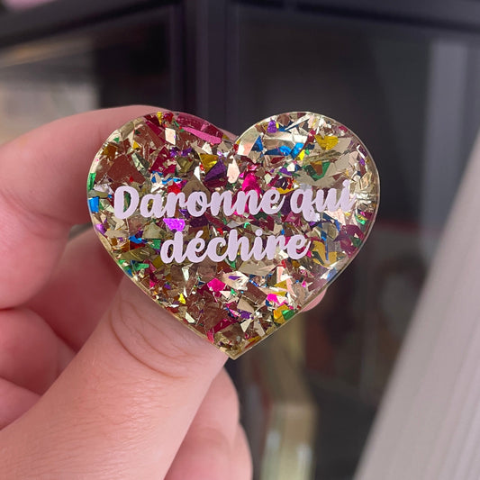 [CONTRÔLE TECHNIQUE] Broche "Daronne qui déchire" en acrylique transparente à gros confettis dorés et multicolores