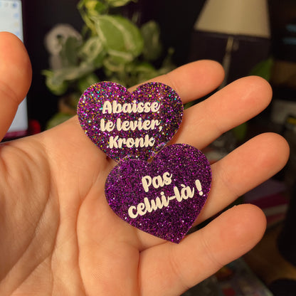Duo de broches "Abaisse le levier, Kronk"/"Pas celui-là !" en acrylique à paillettes violettes