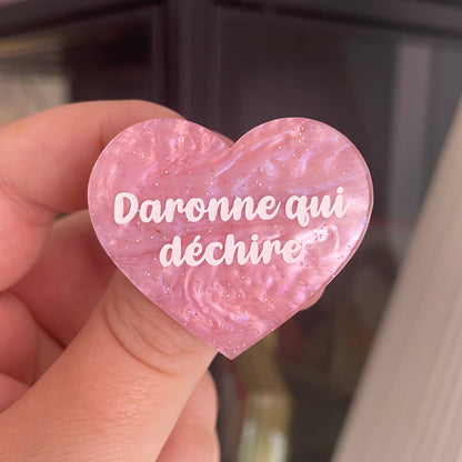 [CONTRÔLE TECHNIQUE] Broche "Daronne qui déchire" en acrylique marbrée rose à paillettes