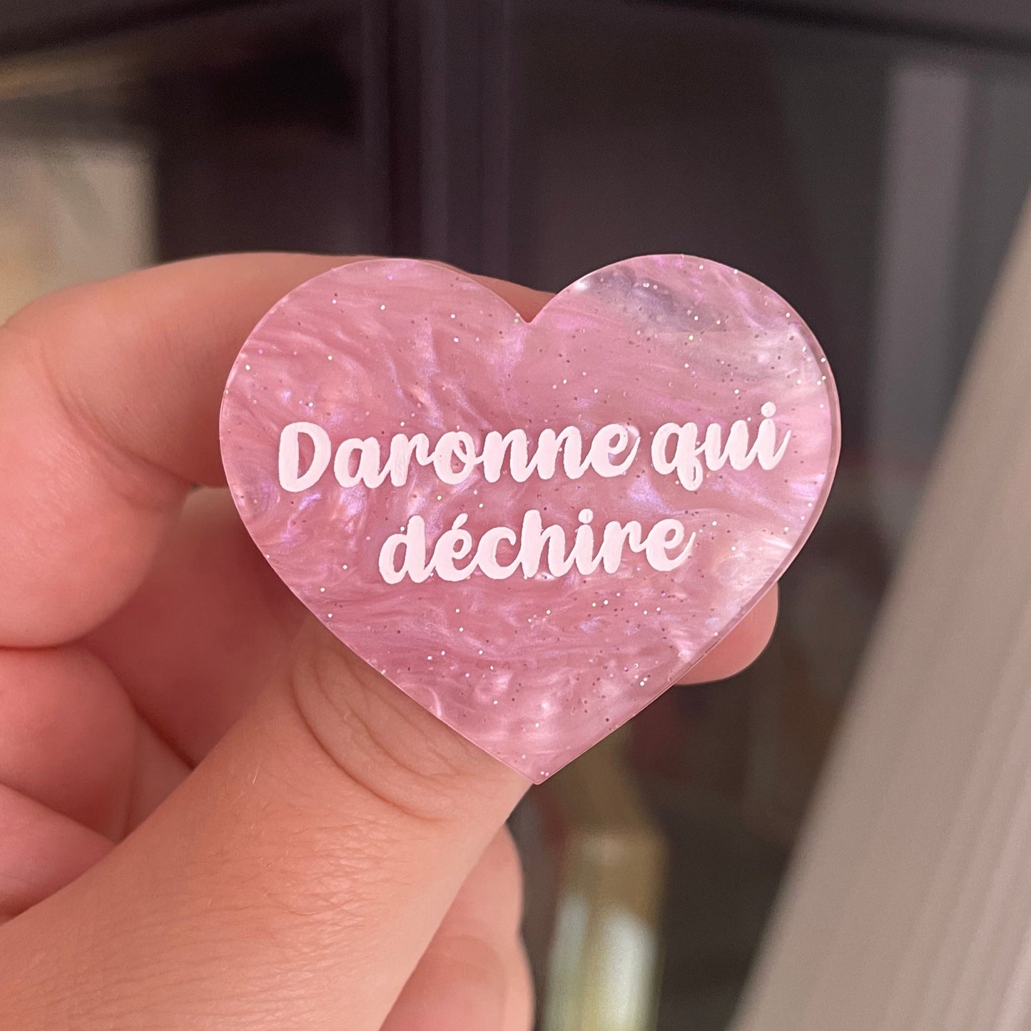 [CONTRÔLE TECHNIQUE] Broche "Daronne qui déchire" en acrylique marbrée rose à paillettes