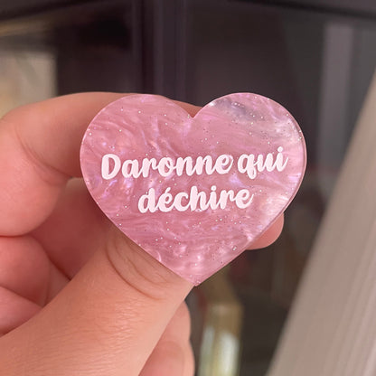[CONTRÔLE TECHNIQUE] Broche "Daronne qui déchire" en acrylique marbrée rose à paillettes