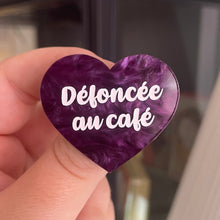 Charger l&#39;image dans la galerie, [CONTRÔLE TECHNIQUE] Broche &quot;Défoncée au café&quot; en acrylique marbrée violette