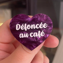 Charger l&#39;image dans la galerie, [CONTRÔLE TECHNIQUE] Broche &quot;Défoncée au café&quot; en acrylique marbrée violette