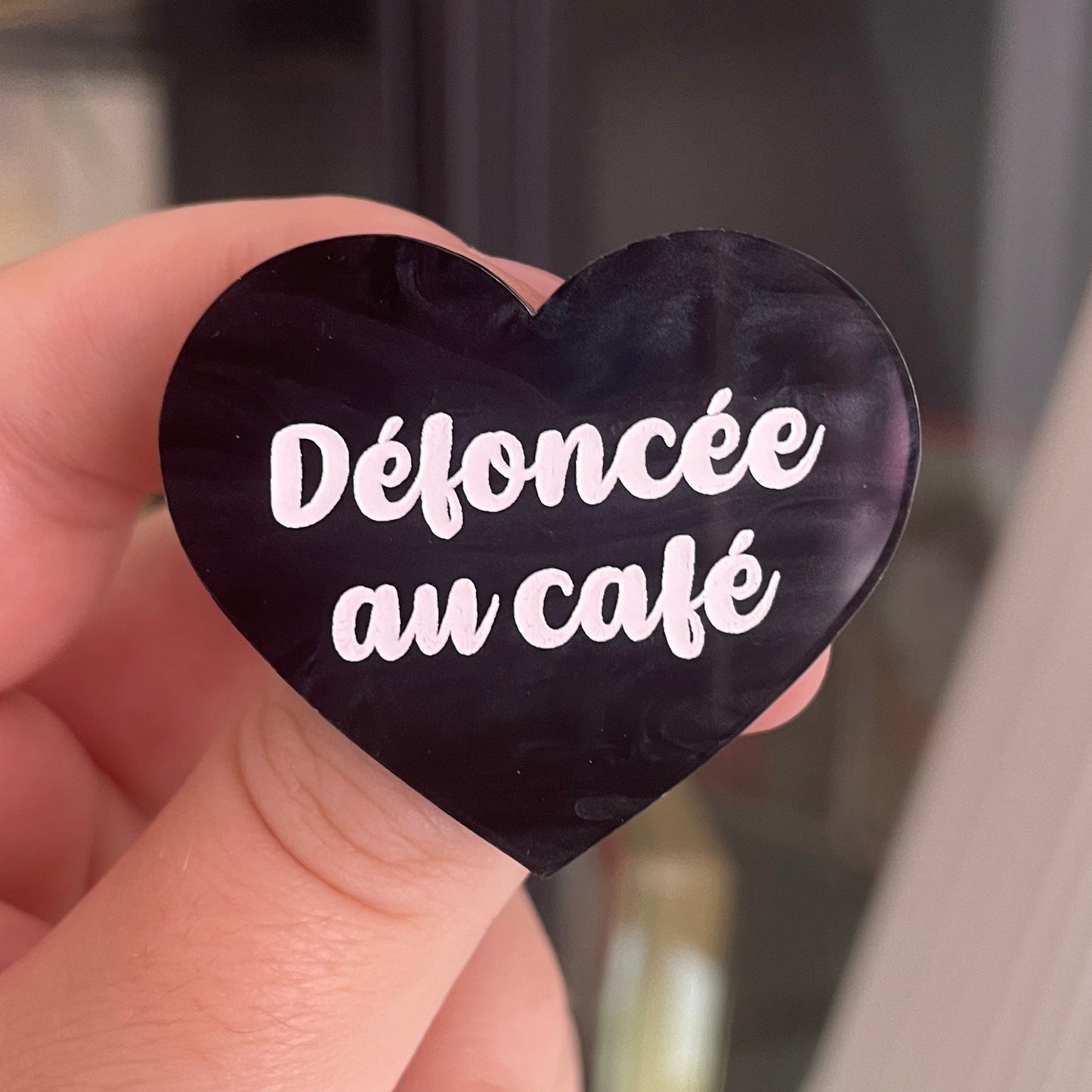 [CONTRÔLE TECHNIQUE] Broche "Défoncée au café" en acrylique marbrée noire