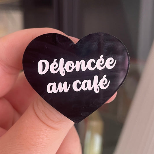 [CONTRÔLE TECHNIQUE] Broche "Défoncée au café" en acrylique marbrée noire