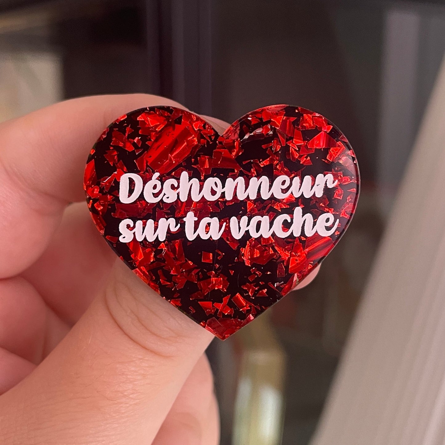 [CONTRÔLE TECHNIQUE] Broche "Déshonneur sur ta vache" en acrylique noire avec des éclats de confettis rouges