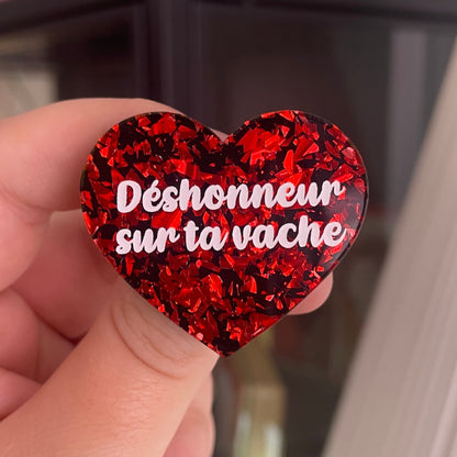 [CONTRÔLE TECHNIQUE] Broche "Déshonneur sur ta vache" en acrylique noire avec des éclats de confettis rouges