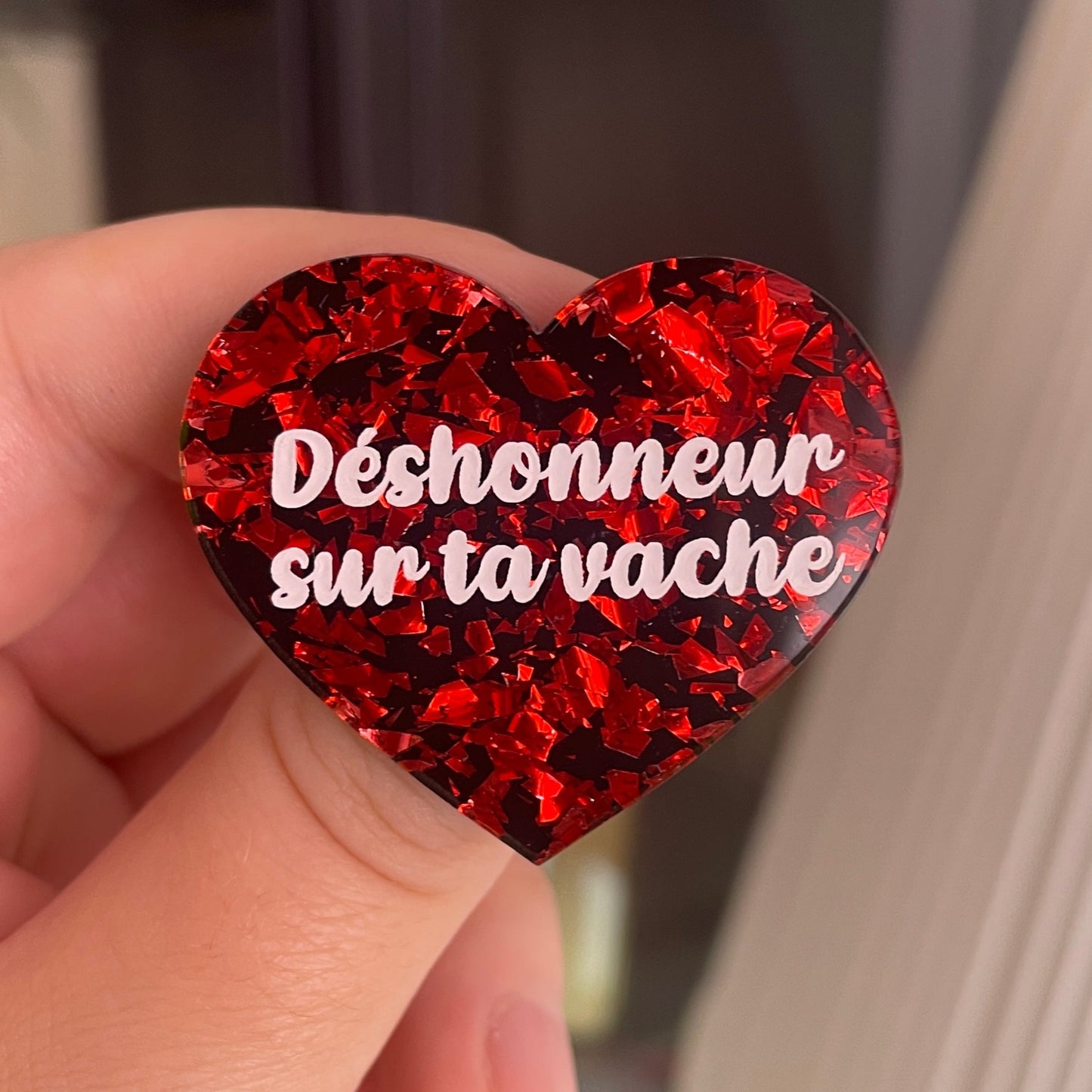 [CONTRÔLE TECHNIQUE] Broche "Déshonneur sur ta vache" en acrylique noire avec des éclats de confettis rouges