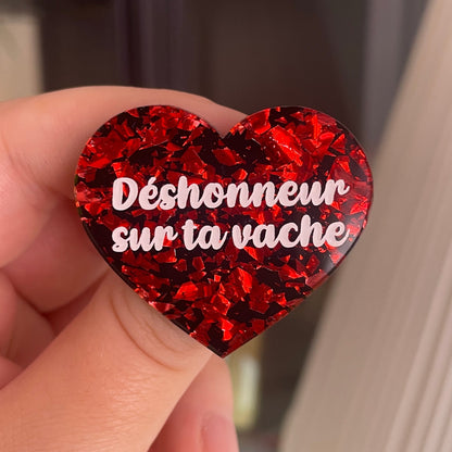 [CONTRÔLE TECHNIQUE] Broche "Déshonneur sur ta vache" en acrylique noire avec des éclats de confettis rouges