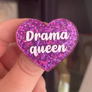 [CONTRÔLE TECHNIQUE] Broche "Drama queen" en acrylique pailletée violette