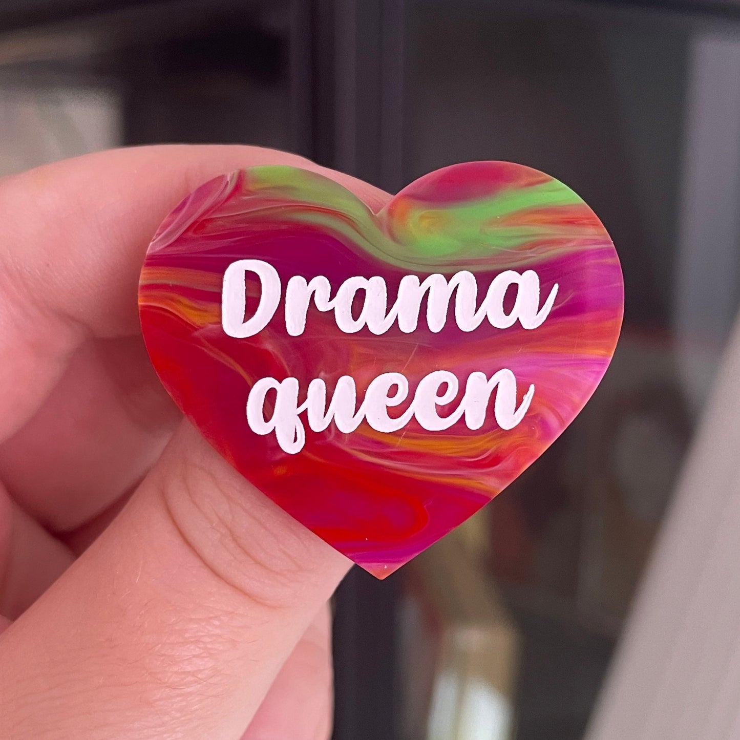 [CONTRÔLE TECHNIQUE] Broche "Drama queen" en acrylique marbrée multicolore