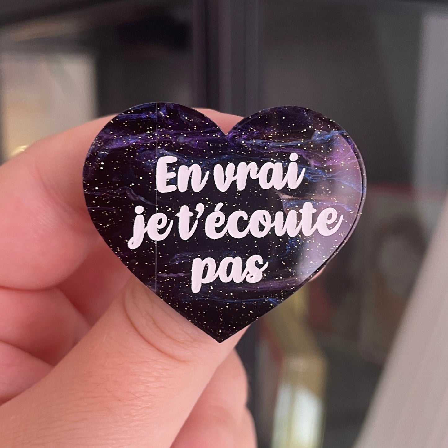 [CONTRÔLE TECHNIQUE] Broche "En vrai je t'écoute pas" en acrylique marbrée bleue et noire à paillettes
