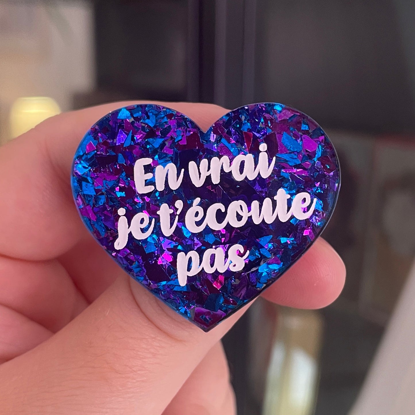 [CONTRÔLE TECHNIQUE] Broche "En vrai je t'écoute pas" en acrylique transparente à gros confettis bleus et violets