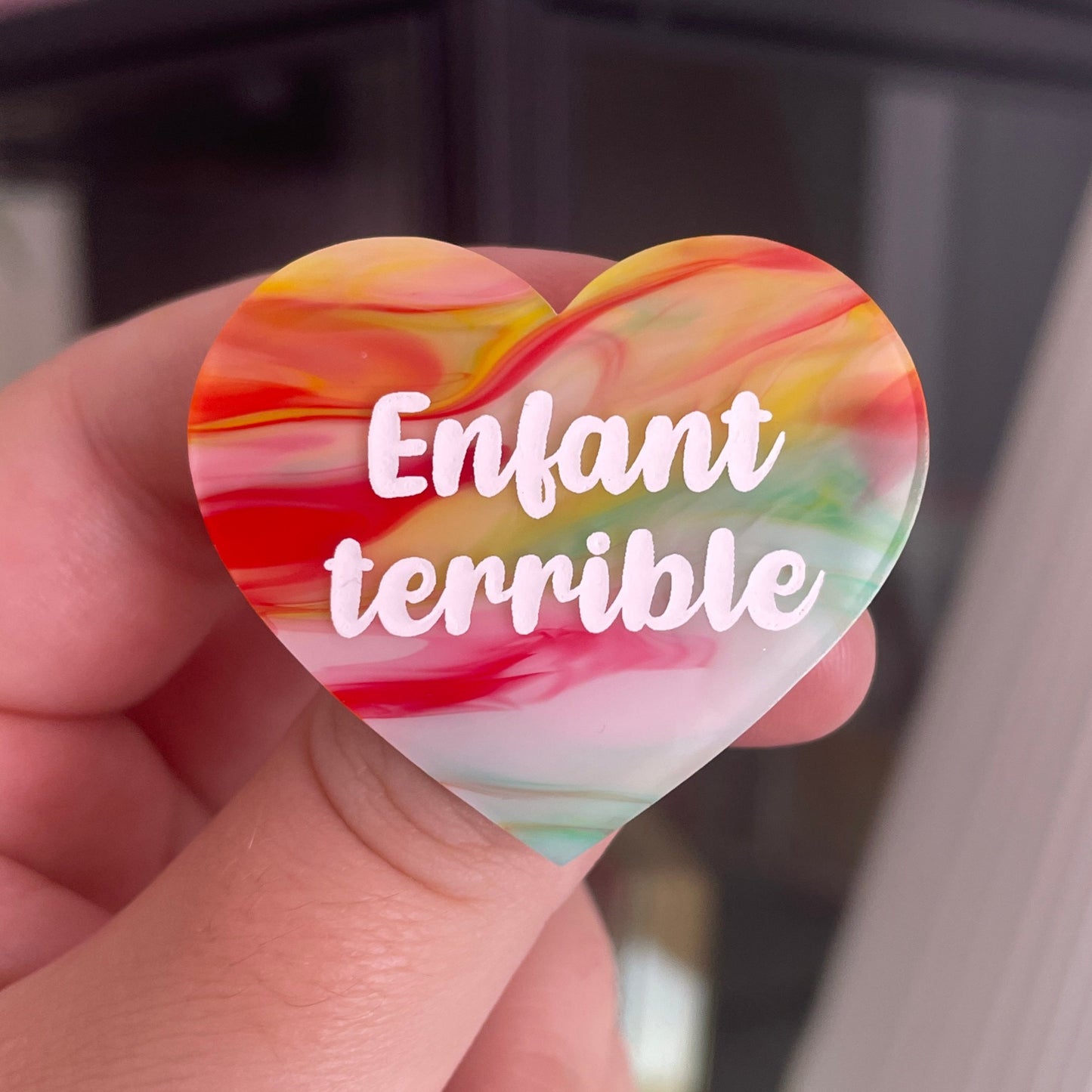[CONTRÔLE TECHNIQUE] Broche "Enfant terrible" en acrylique marbrée multicolore
