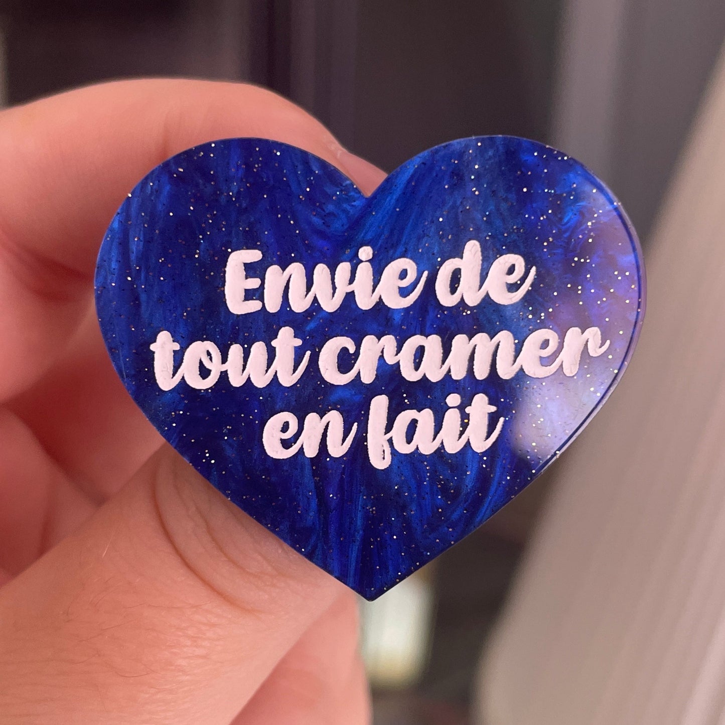 [CONTRÔLE TECHNIQUE] Broche "Envie de tout cramer en fait" en acrylique marbrée bleue à paillettes