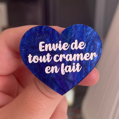 [CONTRÔLE TECHNIQUE] Broche "Envie de tout cramer en fait" en acrylique marbrée bleue à paillettes