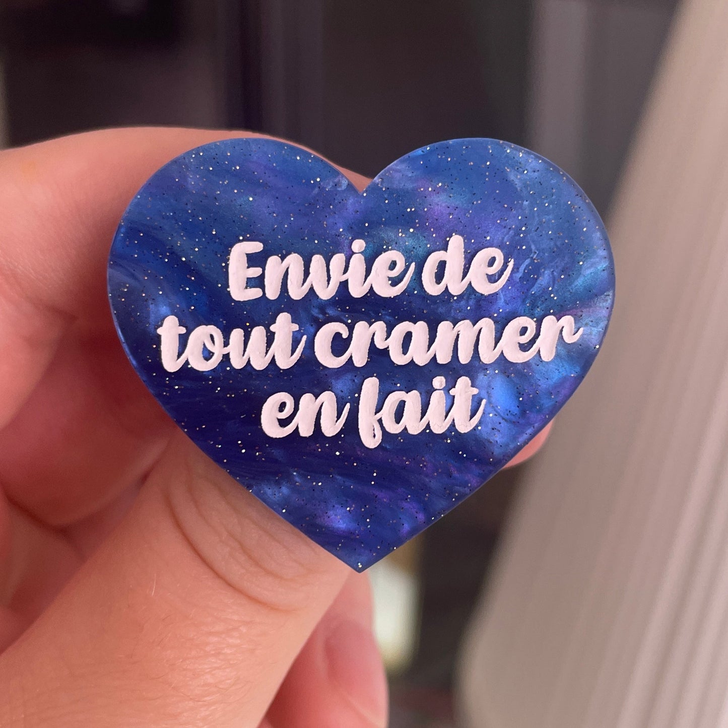 [CONTRÔLE TECHNIQUE] Broche "Envie de tout cramer en fait" en acrylique marbrée bleue à paillettes
