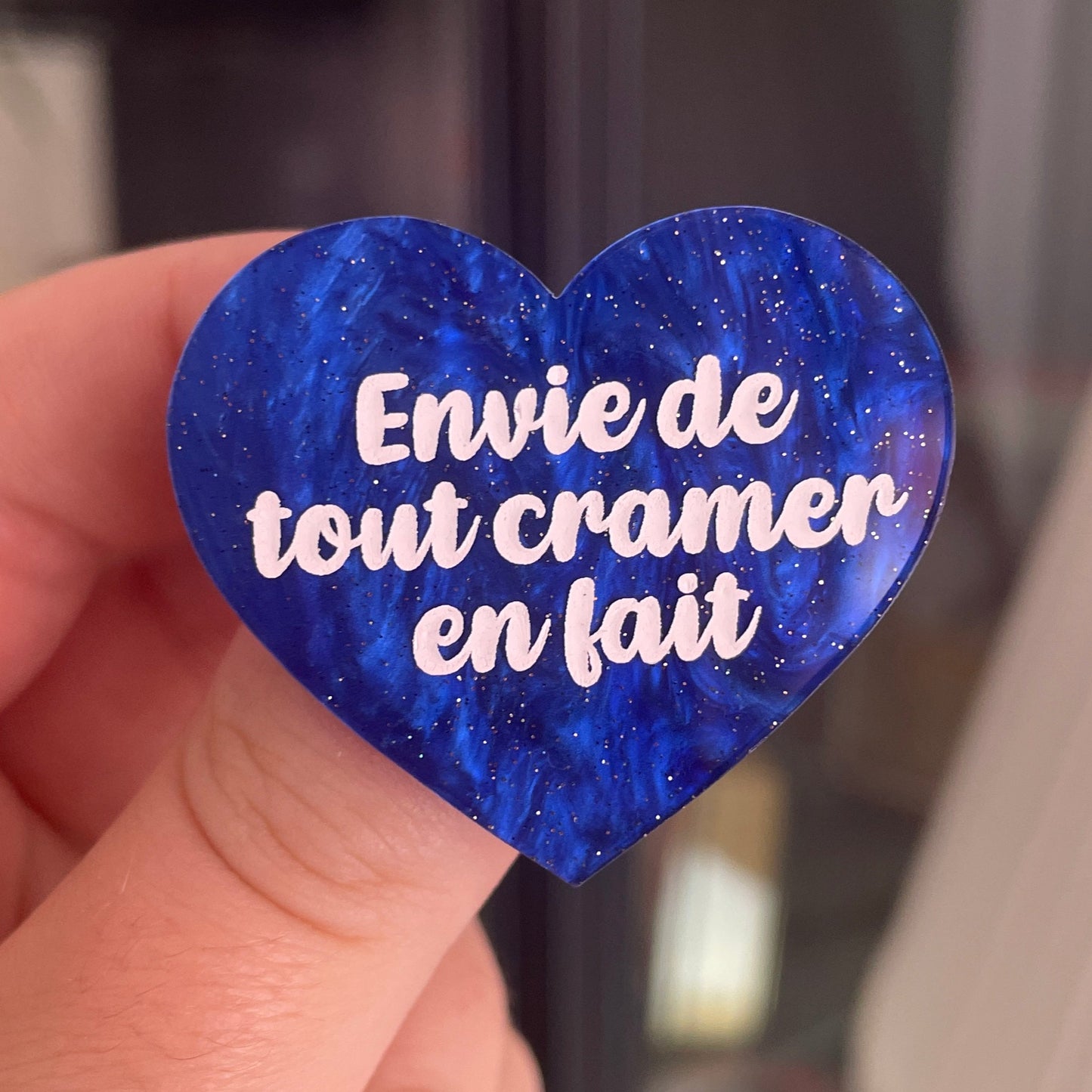 [CONTRÔLE TECHNIQUE] Broche "Envie de tout cramer en fait" en acrylique marbrée bleue à paillettes