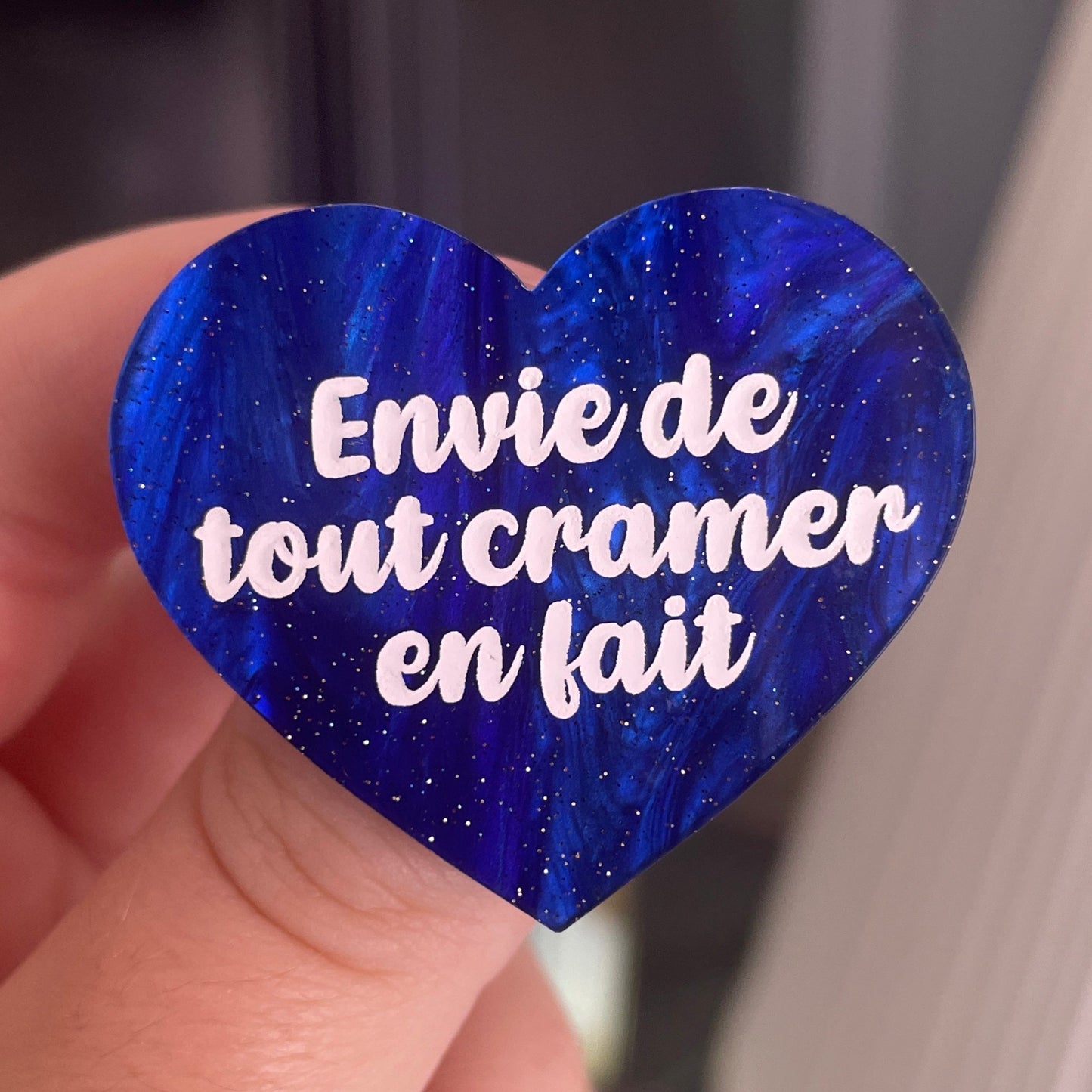 [CONTRÔLE TECHNIQUE] Broche "Envie de tout cramer en fait" en acrylique marbrée bleue à paillettes