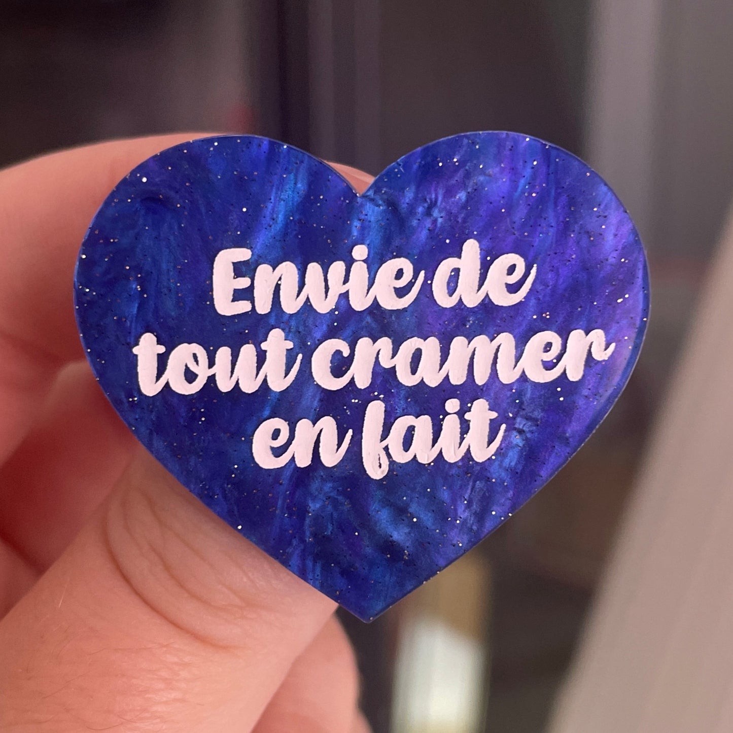 [CONTRÔLE TECHNIQUE] Broche "Envie de tout cramer en fait" en acrylique marbrée bleue à paillettes