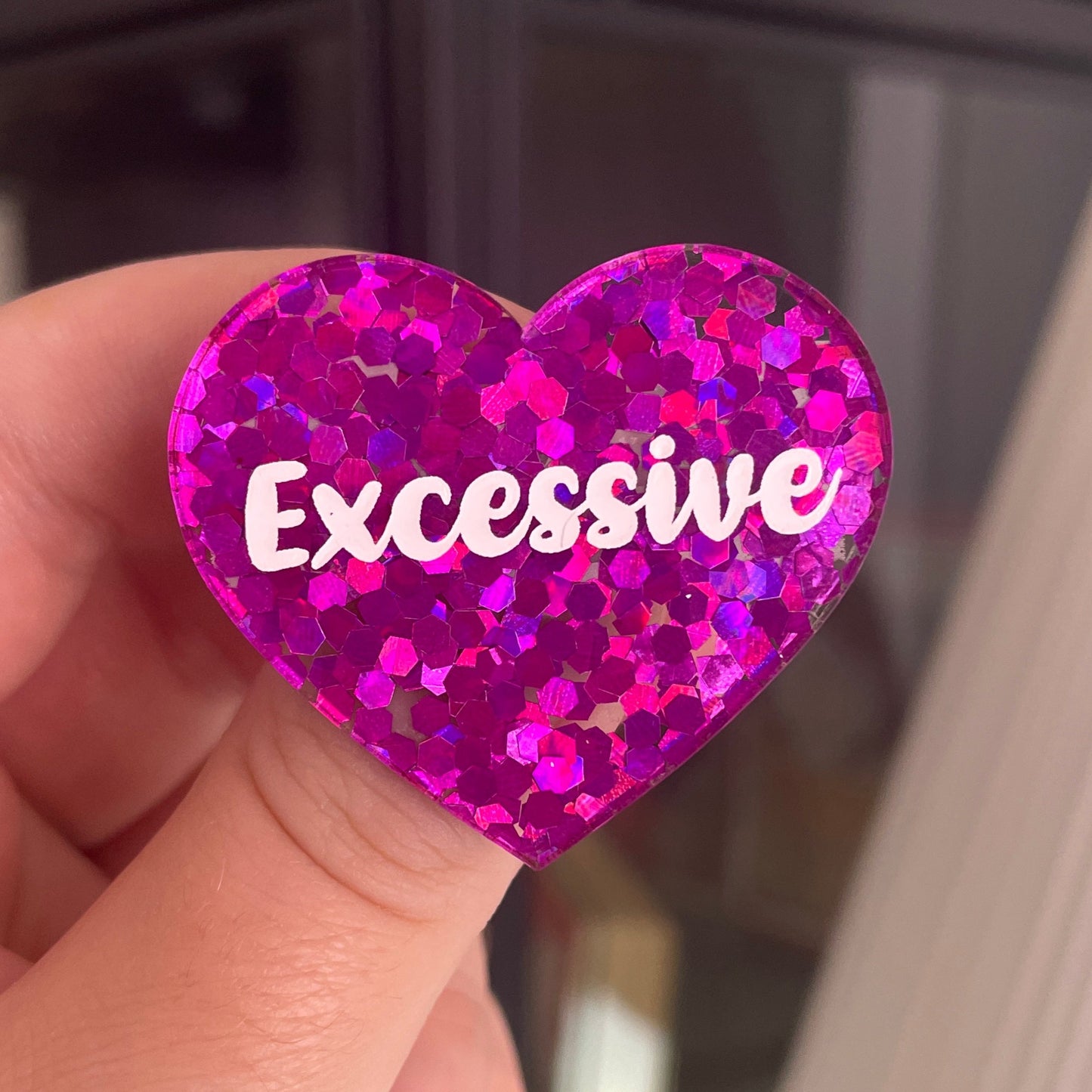 [CONTRÔLE TECHNIQUE] Broche "Excessive" en acrylique semi-transparente avec des confettis fuchsia