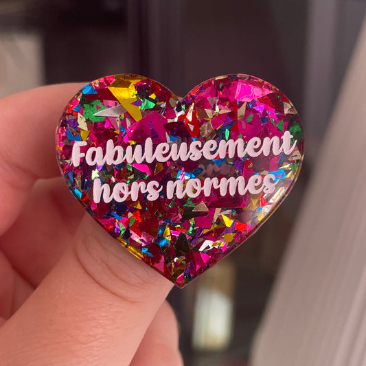 [CONTRÔLE TECHNIQUE] Broche "Fabuleusement hors normes" en acrylique transparente à gros confettis roses et multicolores