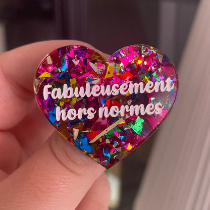 [CONTRÔLE TECHNIQUE] Broche "Fabuleusement hors normes" en acrylique transparente à gros confettis roses et multicolores
