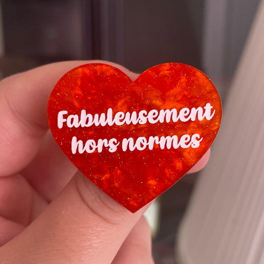 [CONTRÔLE TECHNIQUE] Broche "Fabuleusement hors normes" en acrylique marbrée orange à paillettes