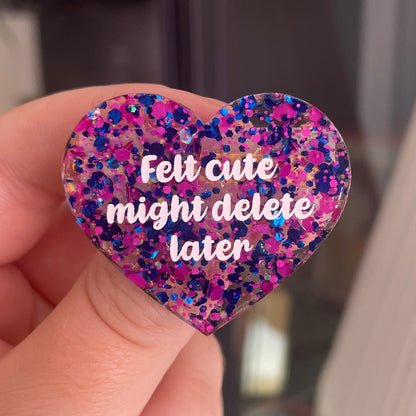 [CONTRÔLE TECHNIQUE] Broche "Felt cute might delete later" en acrylique semi transparente avec des pois bleus et roses