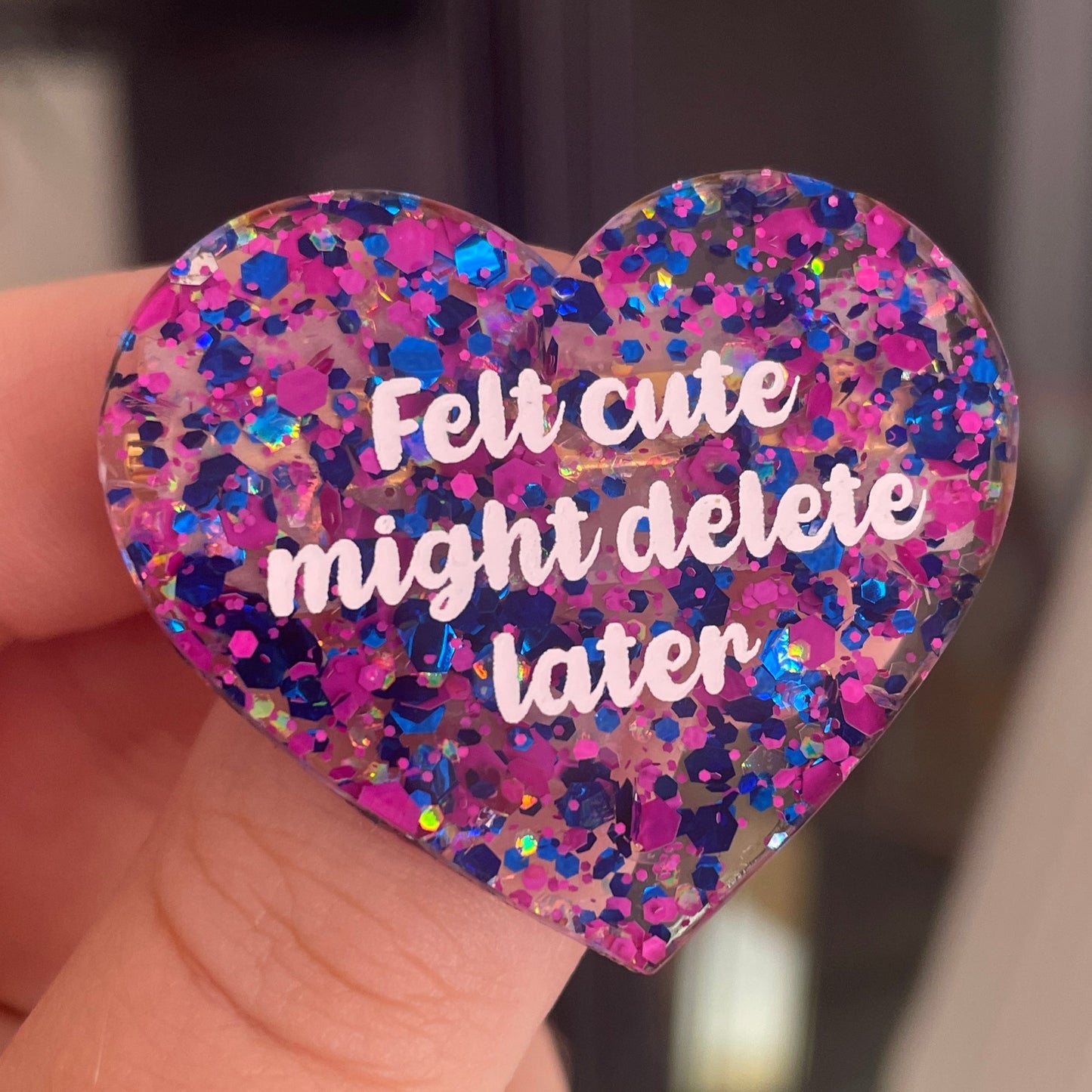 [CONTRÔLE TECHNIQUE] Broche "Felt cute might delete later" en acrylique semi transparente avec des pois bleus et roses