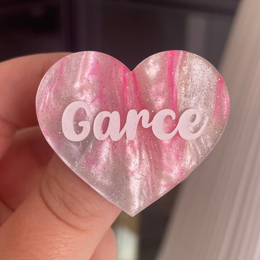 [CONTRÔLE TECHNIQUE] Broche "Garce" en acrylique marbrée blanche, rose et bleue