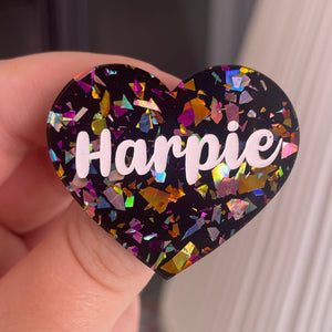 [CONTRÔLE TECHNIQUE] Broche "Harpie" en acrylique noire avec des éclats de confettis multicolores