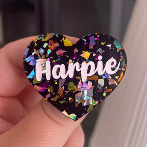 [CONTRÔLE TECHNIQUE] Broche "Harpie" en acrylique noire avec des éclats de confettis multicolores